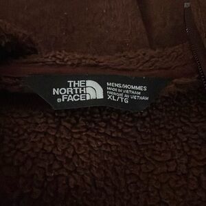 •Maroon North Face•
- zip up with fleece in the inside